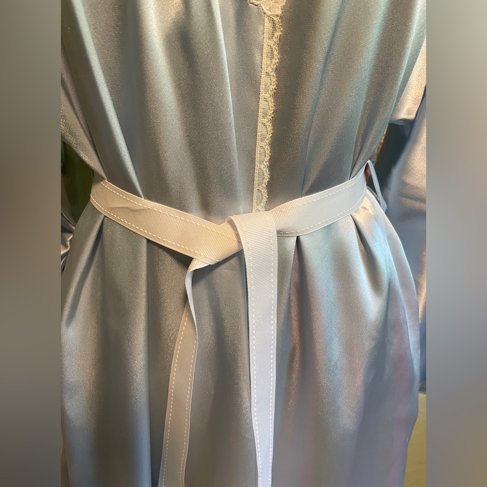 Natori Satin Robe - Picture 4 of 6